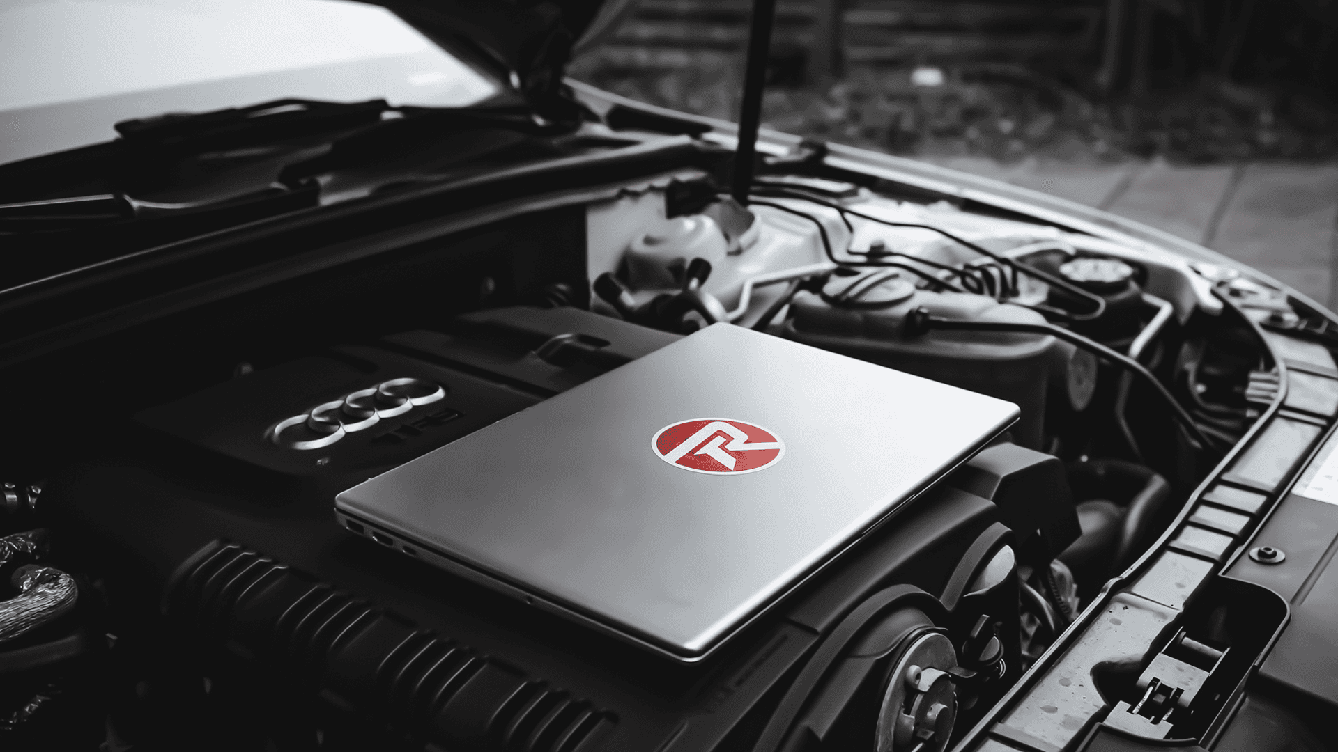 Tuning-Arbeit mit rotem Laptop