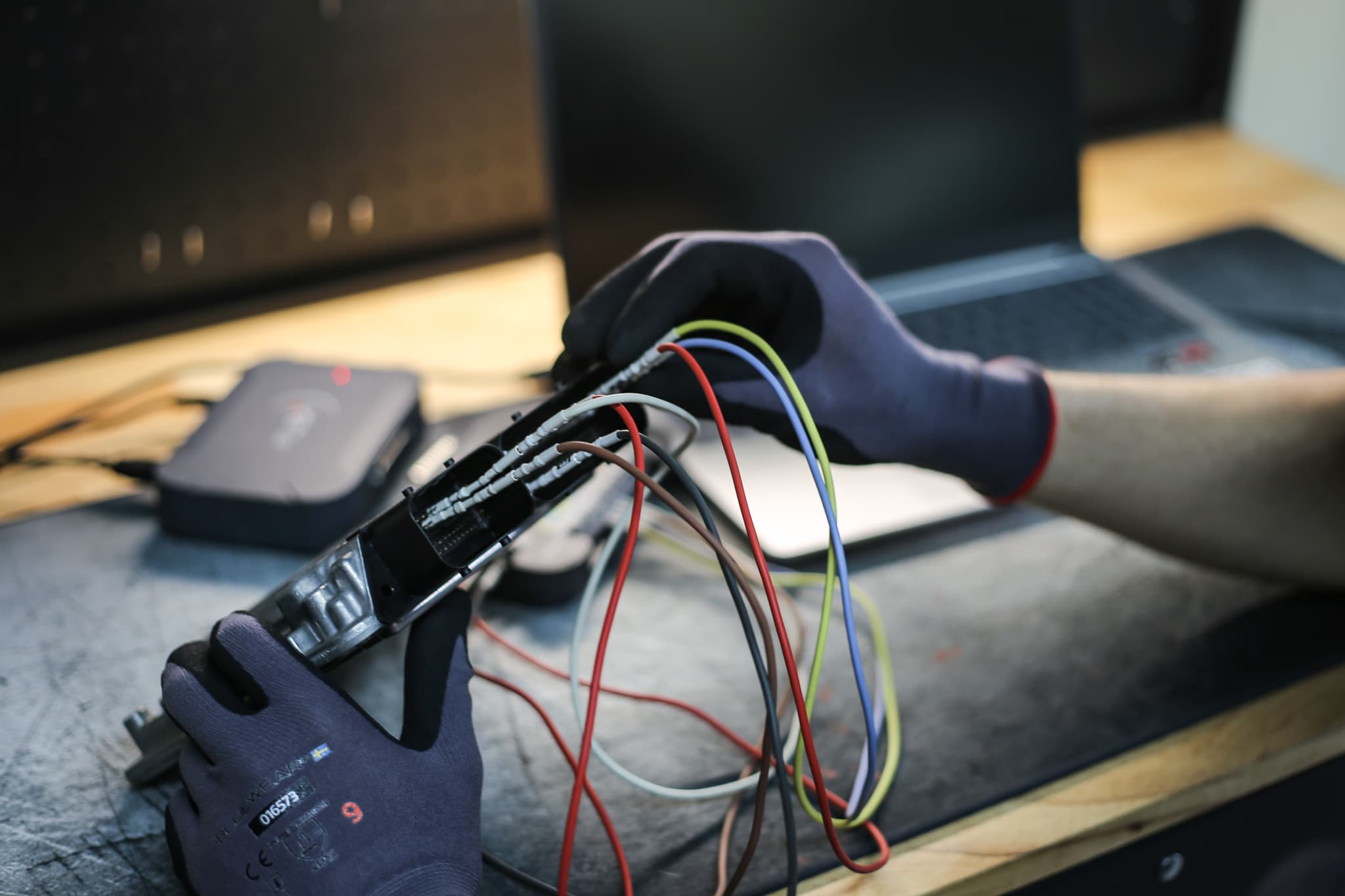 Werkplaatsmonteur die ECU-tuning uitvoert op een voertuig