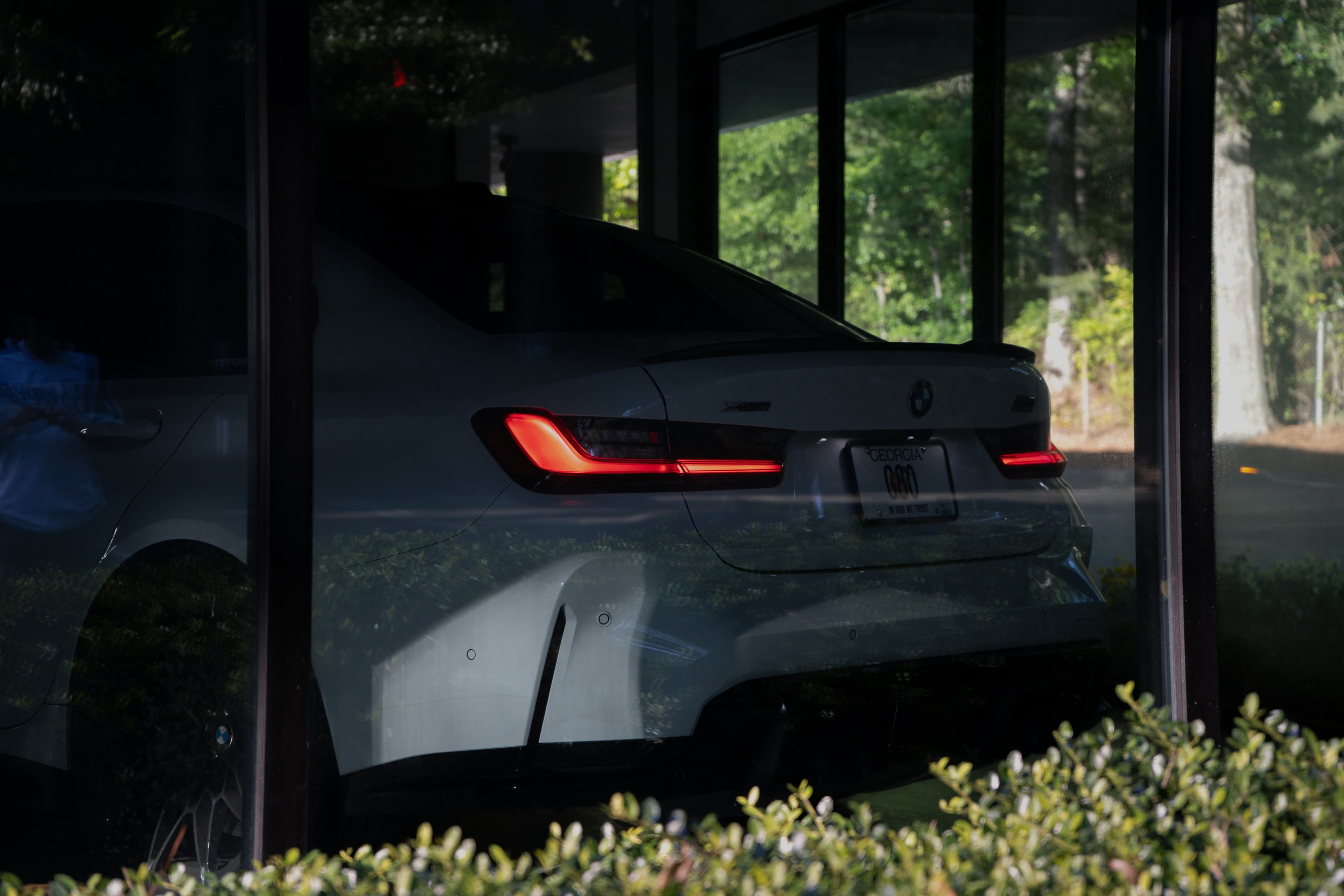 Technicus controleert regeleenheidgegevens en bestandsinformatie voor ECU-tuning